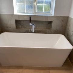 Freestanding rectangular bath with wall niche