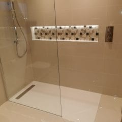 Large bathroom shower with statement tiled illuminated niche - Thomson Properties