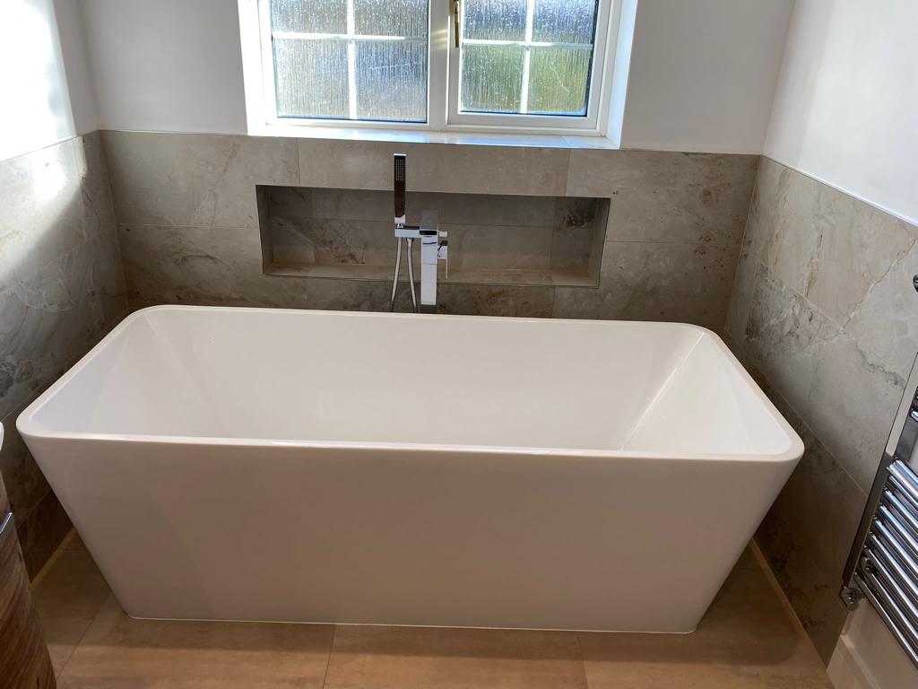 Freestanding rectangular bath with wall niche