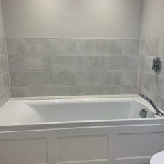 Panelled bath with grey tiles - Thomson Properties
