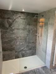 Large shower with grey tiles - Thomson Properties